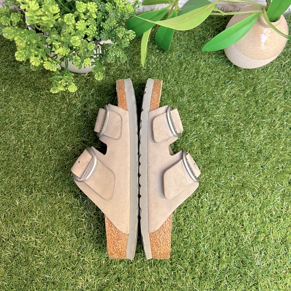 Arizona Big Buckle
Nubuck Leather
Dove Gray women size 36 US 6 - Picture 12 of 16